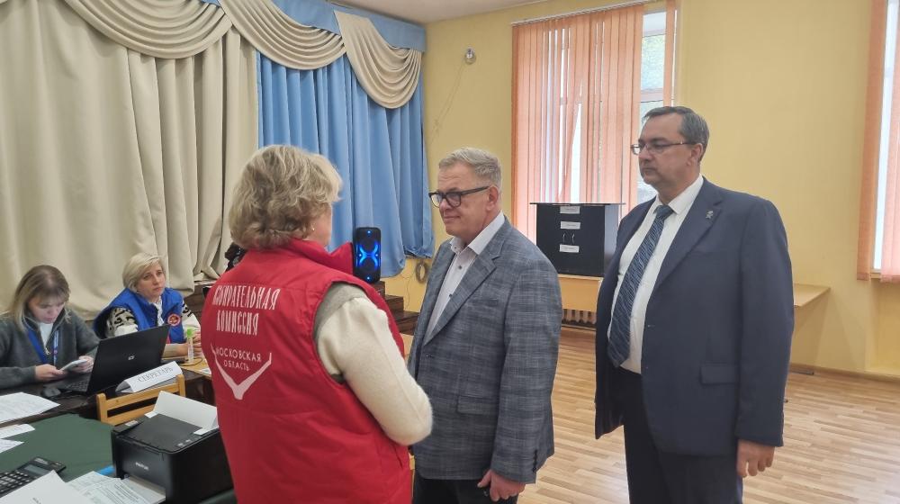 Кандидат в депутаты Государственной Думы, зампред Мособлдумы – руководитель фракции КПРФ Александр Наумов посетил избирательные участки в Ступино