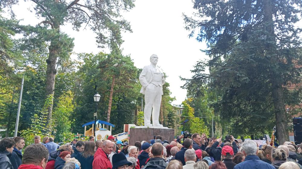 Геннадий Зюганов возложил цветы к памятнику Ленину в Монино