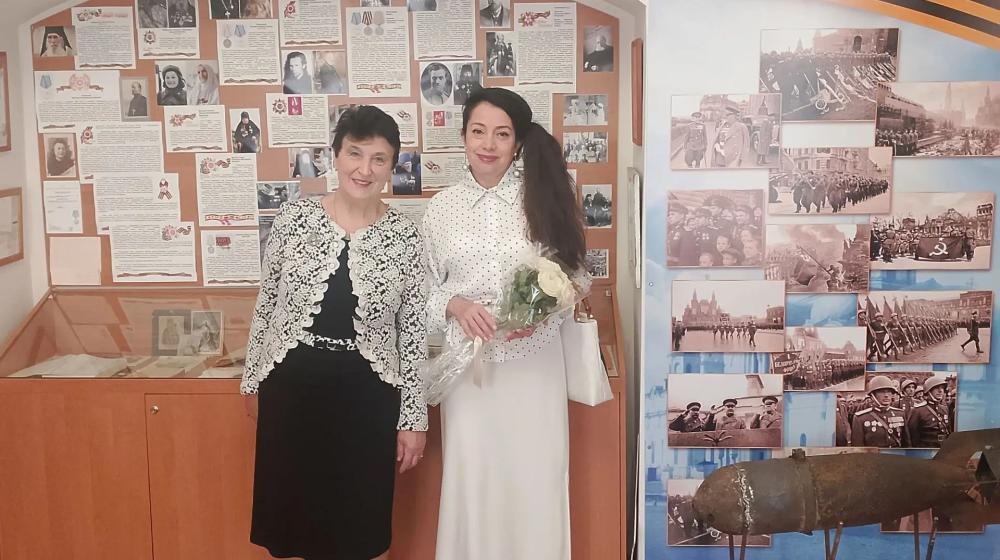 В добрый путь, к новым знаниям: депутат Марина Костина поздравила калужских гимназистов с началом учебного года