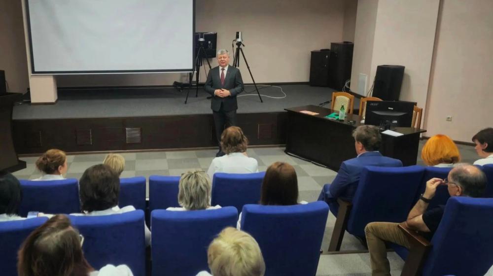 Дмитрий Новиков посетил Ставропольский краевой диагностический центр и концерн «ЭСКОМ»