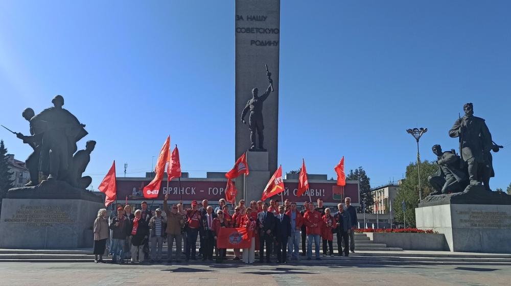 Пока мы помним – мы живём и побеждаем! Коммунисты отметили 83-ю годовщину освобождения Брянска от немецко-фашистских захватчиков