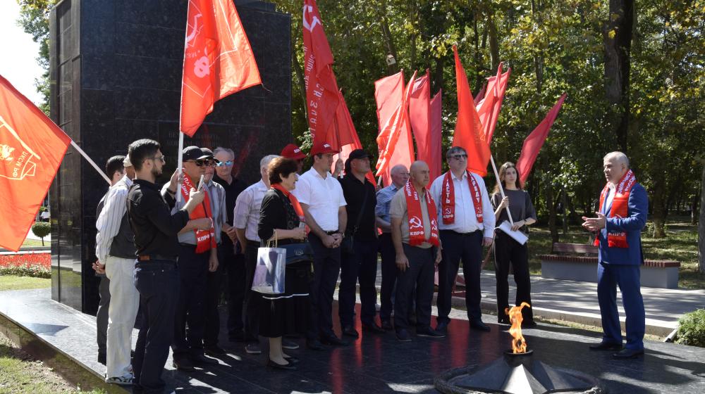 В Дагестане коммунисты почтили память героев Второй мировой войны и жертв терроризма