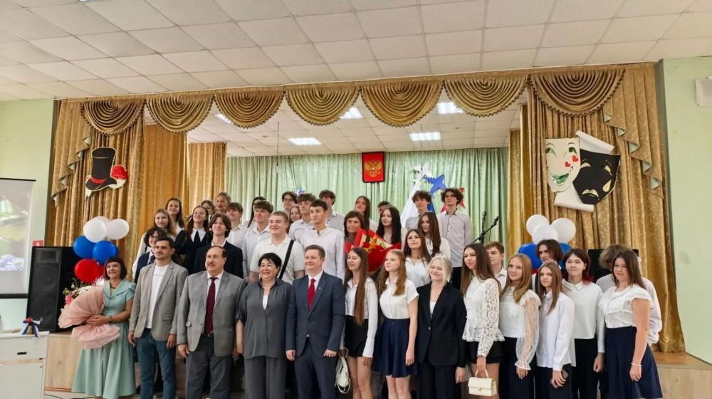 Будущее зависит от знаний: депутаты-коммунисты поздравили курских школьников со стартом нового учебного года