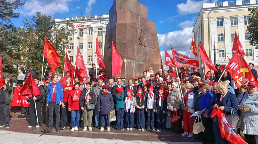 Рязанская область. Владимир Кашин возложил цветы к памятнику В.И. Ленину