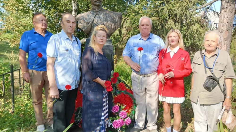 Саратовская область. Представители Балаковского местного отделения КПРФ и Союза Советских Офицеров почтили память В.И. Чапаева