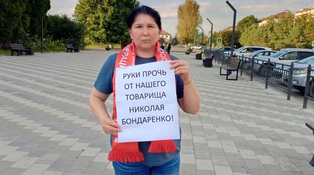 Коммунисты Кабардино-Балкарии продолжили серию одиночных пикетов, в знак солидарности с товарищами, несправедливо отстраненными от участия в выборах