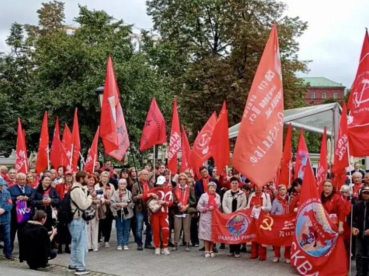 В Москве состоялась встреча депутатов Госудумы фракции КПРФ с москвичами, посвящённая годовщине завершения Второй мировой войны