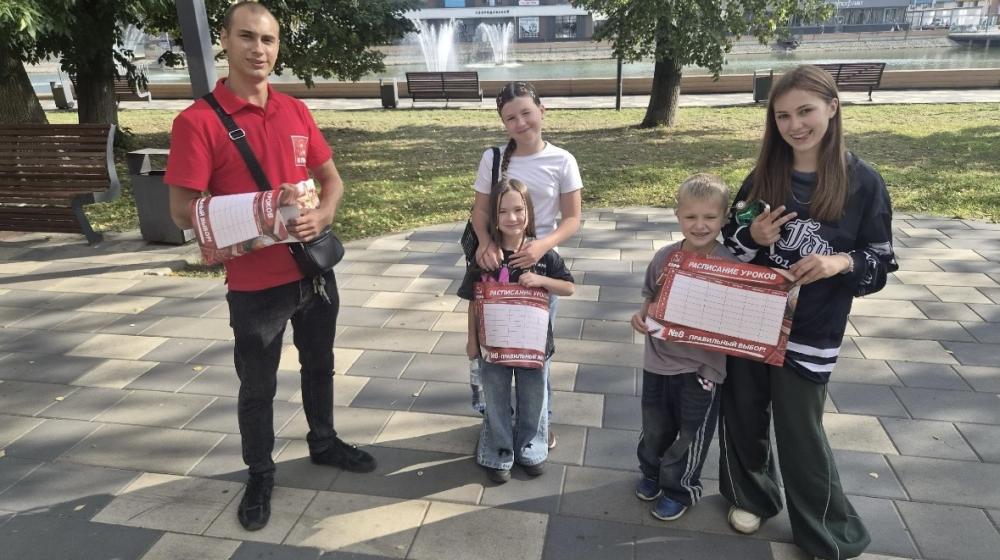 Тульские комсомольцы в ежедневной агитационной кампании «Красные в городе» знакомят население с Программой Победы КПРФ