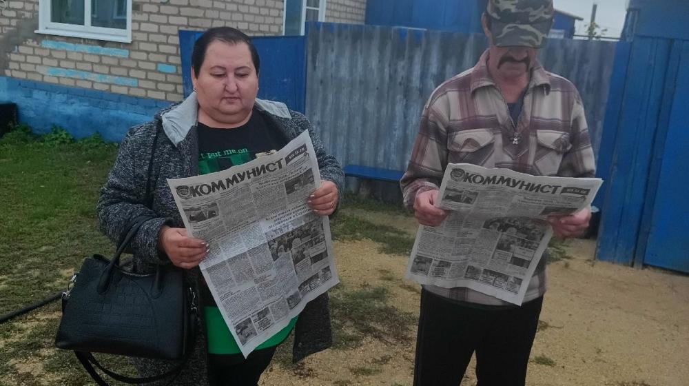 Саратовская область. Газета «Коммунист» — сельским жителям! Балаковские коммунисты провели выездной агитационный рейд