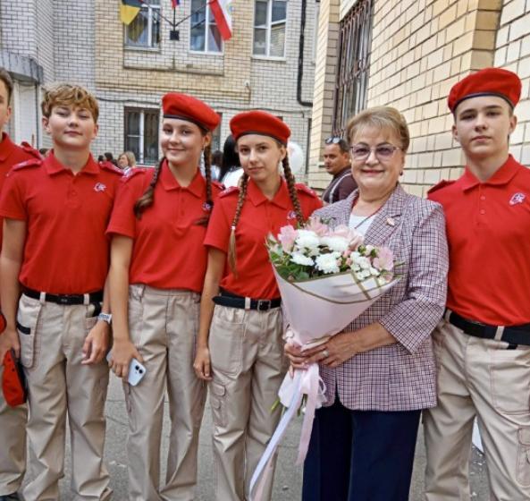 В День знаний Ольга Алимова посетила праздничную линейку в Гимназии № 8 города Энгельса
