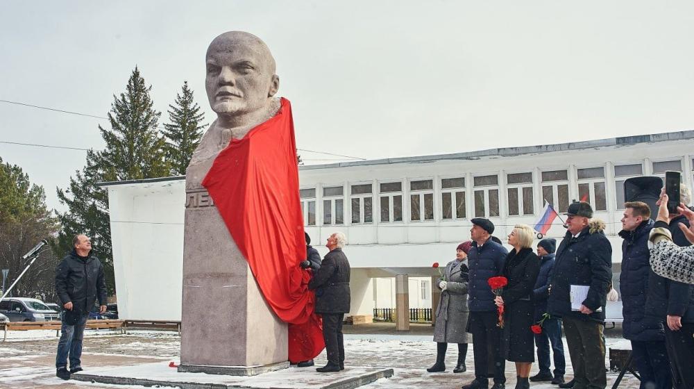 «Помните — через века, через года помните…»: в пос. Кедровый Красноярского края накануне Дня Октябрьской революции открыли восстановленный памятник В.И. Ленину