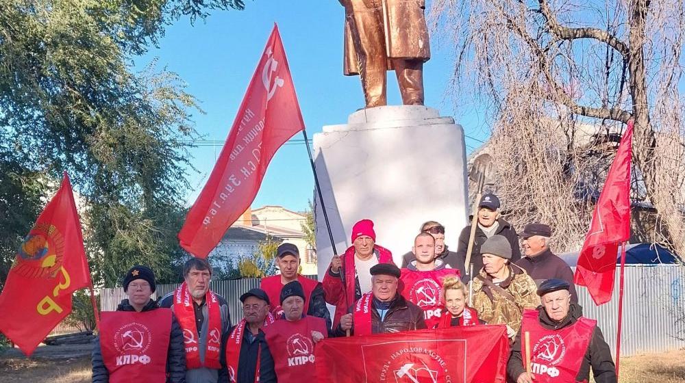 Саратовская область. Традиция продолжается: балаковские коммунисты провели субботник в сквере Старого города