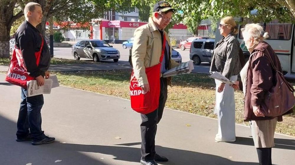 Саратовская область. В Балаково прошел партийный агит-рейд: коммунисты и комсомольцы вышли на улицы с новым выпуском «Коммуниста»