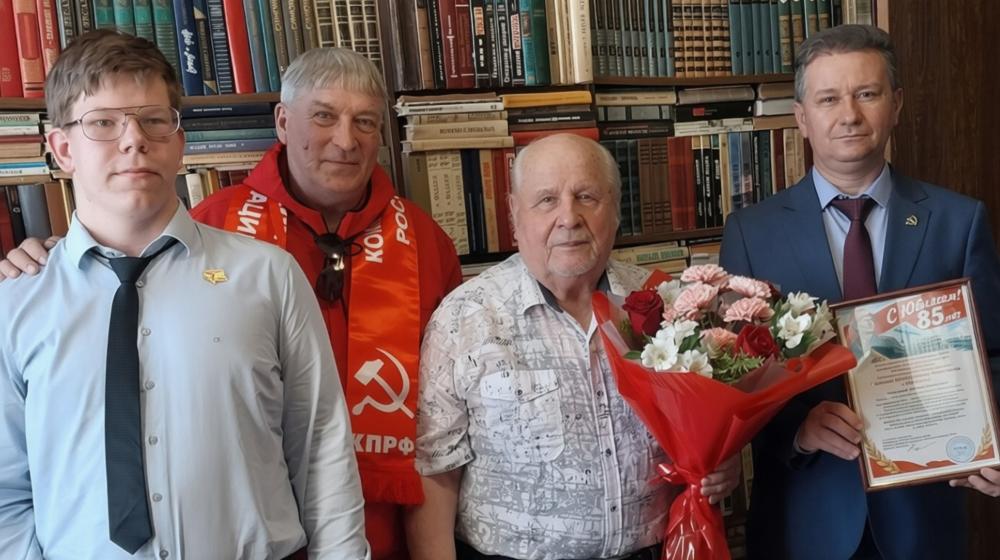 Пять комсомольских строек и город, возведённый своими руками: Балаковские коммунисты поздравили с 85-летием легендарного строителя Николая Маштакова