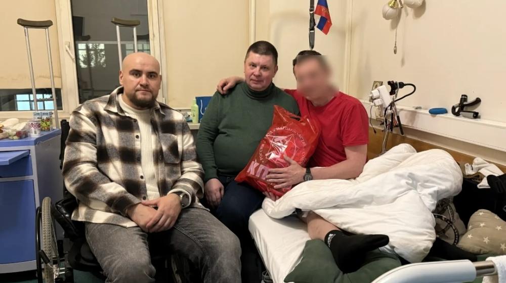 Тюменские коммунисты посетили раненых бойцов в госпитале в Москве