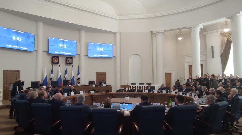 Один мандат — не повод молчать: Лидер новгородских коммунистов начала штурм облдумы с неудобных вопросов