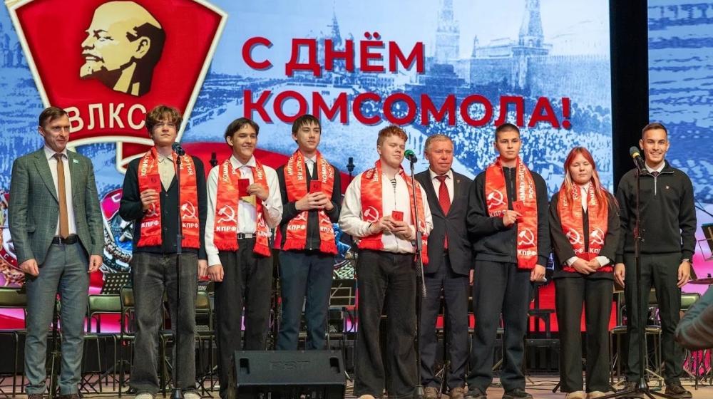 Пели всем залом под «Золотую мелодию»: Как коммунисты и комсомольцы Ижевска отпраздновали День комсомола