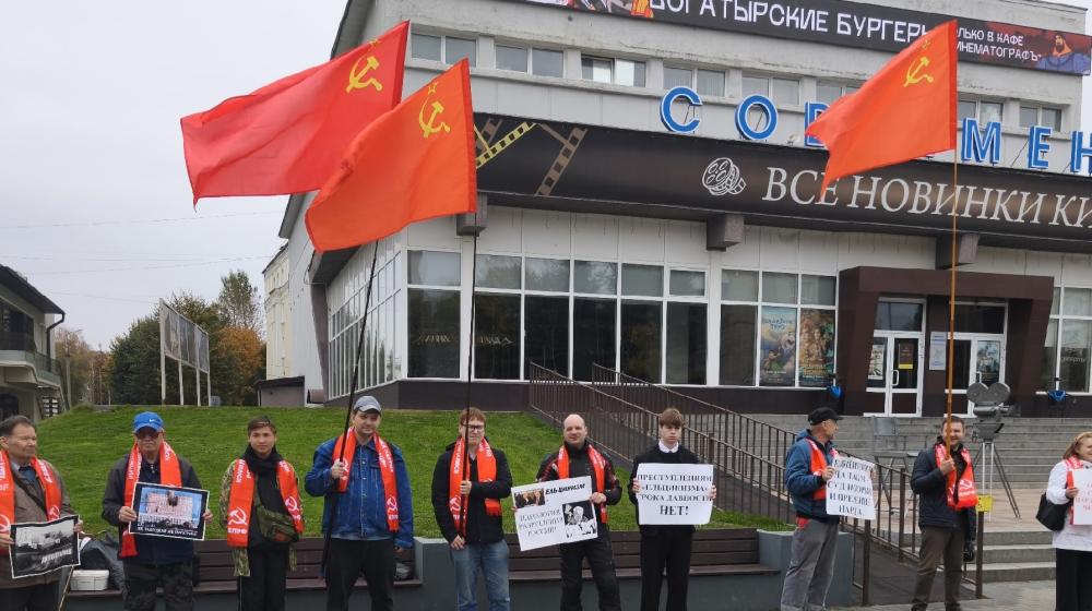 Эхо танковых залпов: в Смоленске почтили память защитников Дома Советов в годовщину «черного октября»