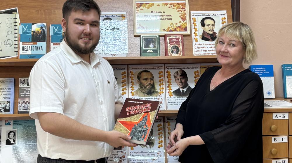 Рязанские коммунисты провели урок об истории комсомола в Рязанском медицинском колледже