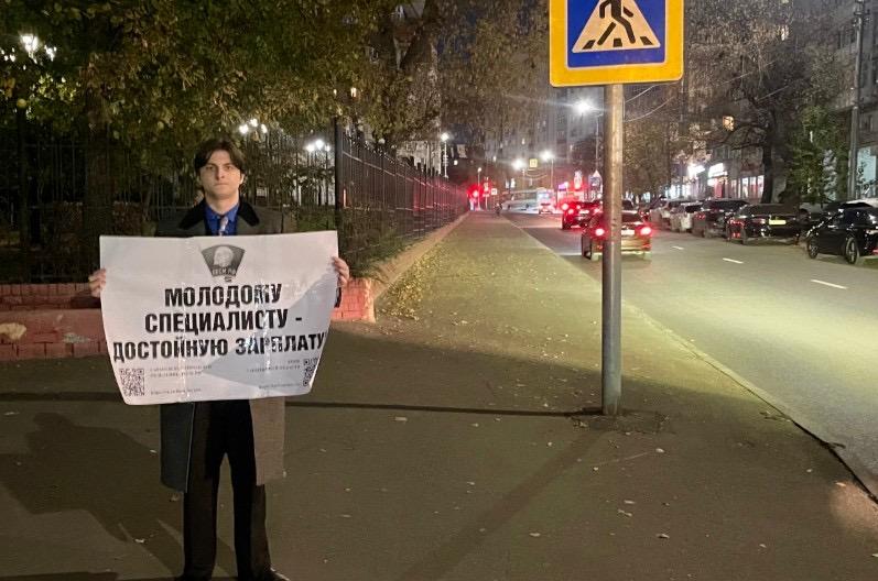 Накануне Дня рождения Комсомола активисты ЛКСМ РФ Кировского района города Саратова провели одиночные пикеты