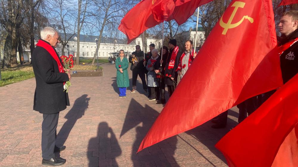 Торжественное возложение цветов в Костроме: День Комсомола у памятника В.И. Ленину