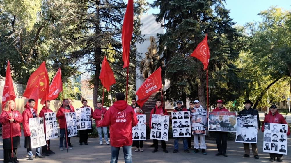В Саратове состоялась акция памяти, посвященная 33-й годовщине со дня расстрела защитников Белого дома