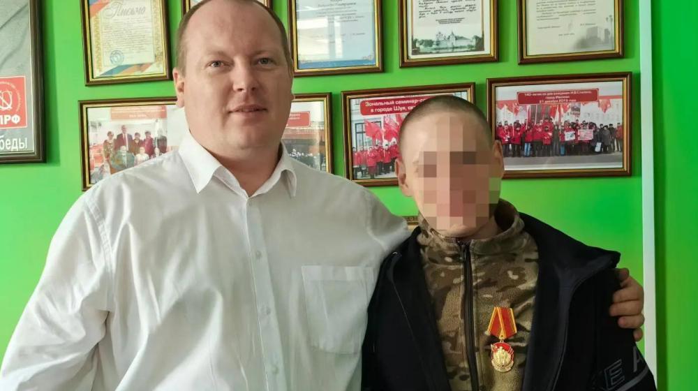Первый секретарь Ивановского обкома КПРФ Александр Бойков вручил награду бойцу СВО