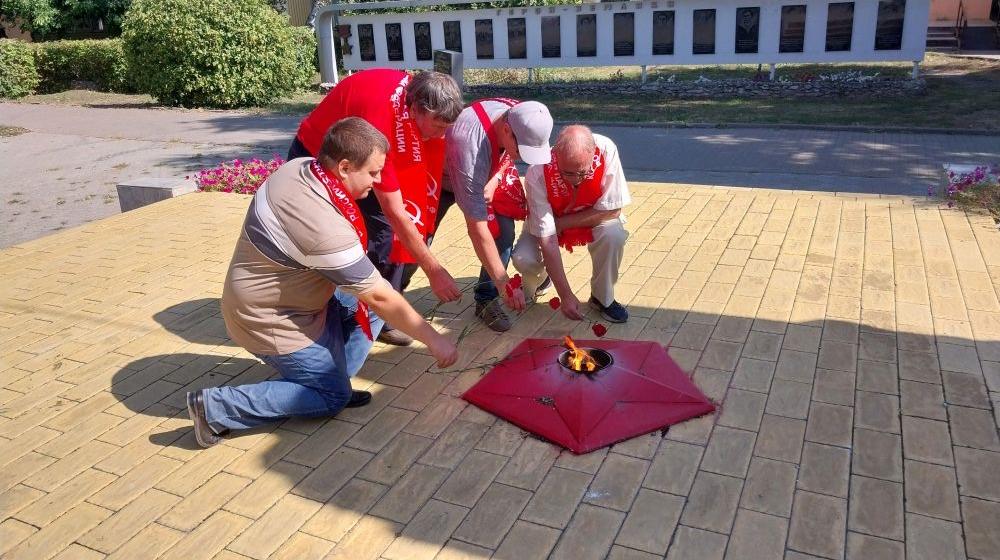 Саратовская область. Балаковские коммунисты в Хвалынске почтили память В.И. Ленина и героев Великой Отечественной войны
