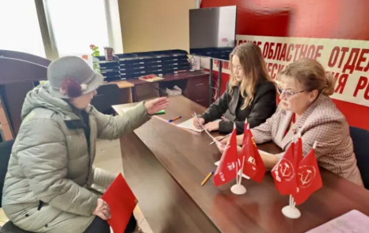 Ольга Алимова провела приём граждан по личным вопросам в помещении Калининградского обкома КПРФ
