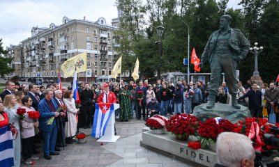 Возложение к памятнику Фиделя Кастро