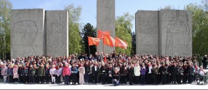 В Новосибирске более 300 школьников вступили в пионеры у монумента Славы