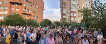 Москва. Капитализм против зеленых легких: как сотни жителей Преображенского вышли на встречу с депутатом Обуховым, чтобы спасти свой район от бетонного катка