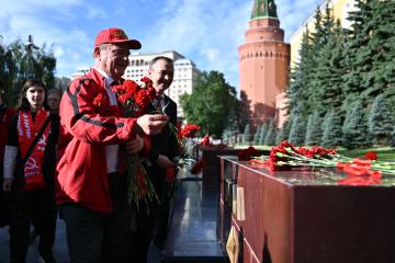 «Программа Победы» и верность подвигу предков: Г.А. Зюганов возглавил памятные мероприятия у Кремлёвской стены