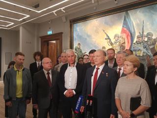 Под Красным знаменем истории: Геннадий Зюганов и депутаты КПРФ посетили в Москве картинную галерею Василия Нестеренко