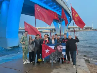Нева покорилась коммунистам. Марат Музаев и Ярослав Кобаладзе преодолели 77 километров в честь 100-летия со дня рождения Фиделя Кастро