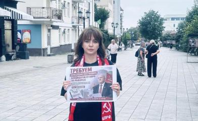 В Нальчике прошла серия одиночных пикетов с требованием возвращения представителей КПРФ в избирательный процесс