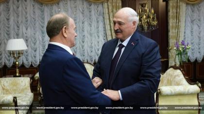 Председатель ЦК КПРФ Геннадий Зюганов поздравил Президента Республики Беларусь Александра Лукашенко с Днём рождения