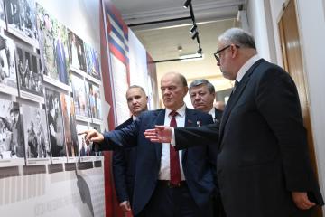 Геннадий Зюганов открыл выставку «Солдат эпохи. К 100-летию со дня рождения Фиделя Кастро» в РГСУ