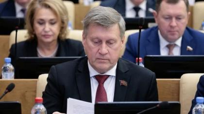 Замороженная стройка и сырьевой тупик: Анатолий Локоть о главных просчетах Минфина