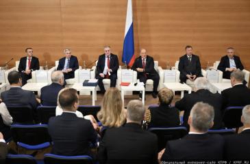 Курс на развитие и социальные гарантии: фракция КПРФ во главе с Зюгановым заставила министров ответить на острые вопросы регионов