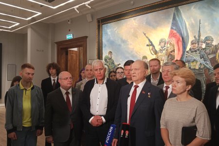 Под Красным знаменем истории: Геннадий Зюганов и депутаты КПРФ посетили в Москве картинную галерею Василия Нестеренко