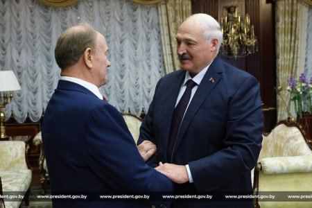 Председатель ЦК КПРФ Геннадий Зюганов поздравил Президента Республики Беларусь Александра Лукашенко с Днём рождения