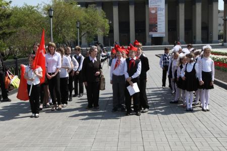 Новосибирск: На площади Ленина торжественно повязали галстуки новым пионерам