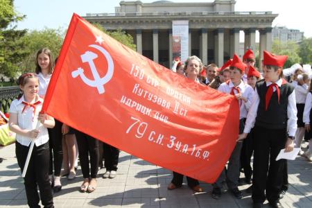Новосибирск: На площади Ленина торжественно повязали галстуки новым пионерам
