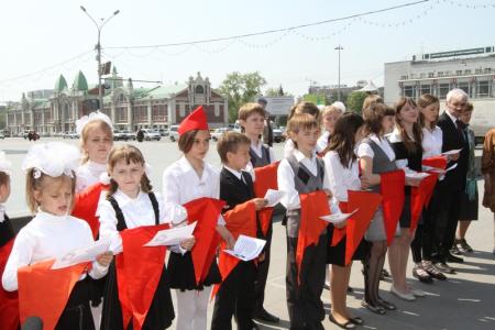 Новосибирск: На площади Ленина торжественно повязали галстуки новым пионерам