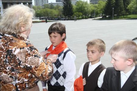 Новосибирск: На площади Ленина торжественно повязали галстуки новым пионерам