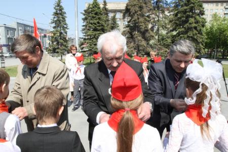 Новосибирск: На площади Ленина торжественно повязали галстуки новым пионерам