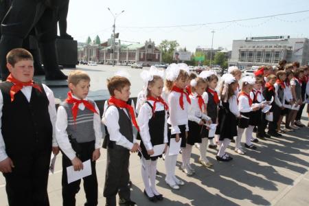 Новосибирск: На площади Ленина торжественно повязали галстуки новым пионерам