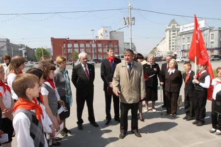 Новосибирск: На площади Ленина торжественно повязали галстуки новым пионерам