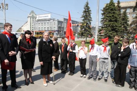 Новосибирск: На площади Ленина торжественно повязали галстуки новым пионерам